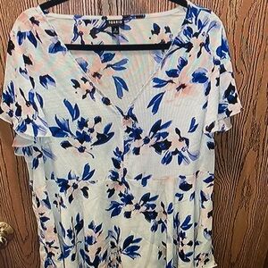 torrid White Floral V-Neck Short Sleeve Blouse with Blue & Pink Print
